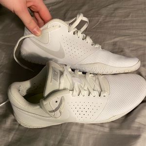 Women’s 7.5 White Nike Cheer Shoe